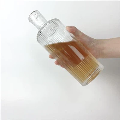 透明度の高い700mlの滑り止めデザインで持ちやすい縦縞のガラスボトル